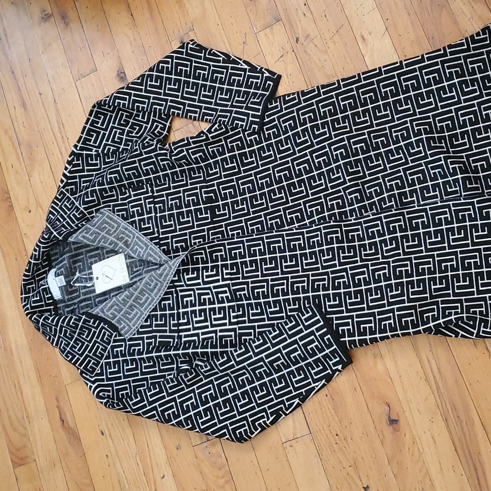 BY DESIGN SWEATER FOR WOMEN SIZE MEDIUM COLOR BLACK AND  CREAM COLOR